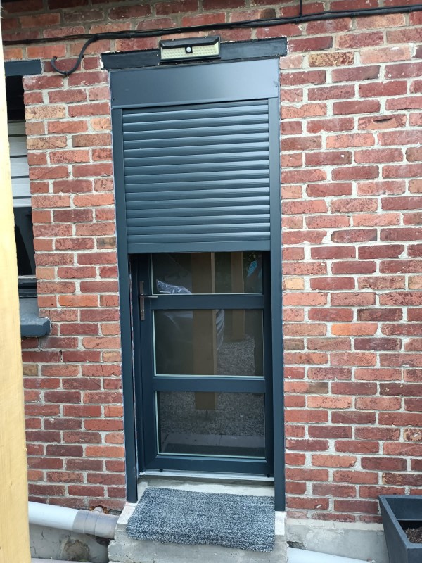 Porte d'entrée PVC couleur 4 vitrages anthracite avec volet roulant